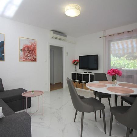 Modern Apartment Sabina With Nice Garden Poreč Exterior foto